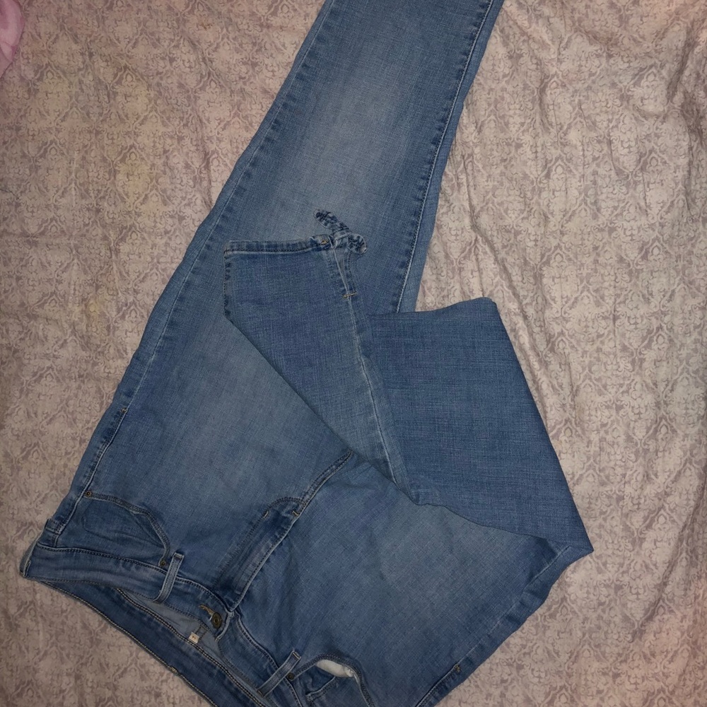 Levi’s Light wash jeans!
